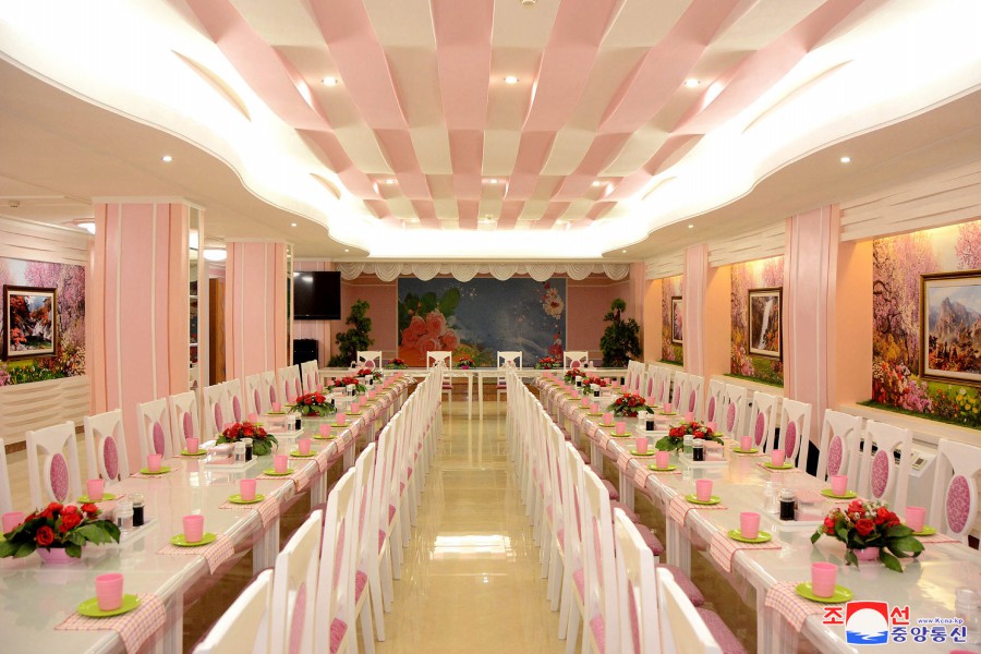 6-훌륭히 일떠선 신의주방직공장 로동자합숙